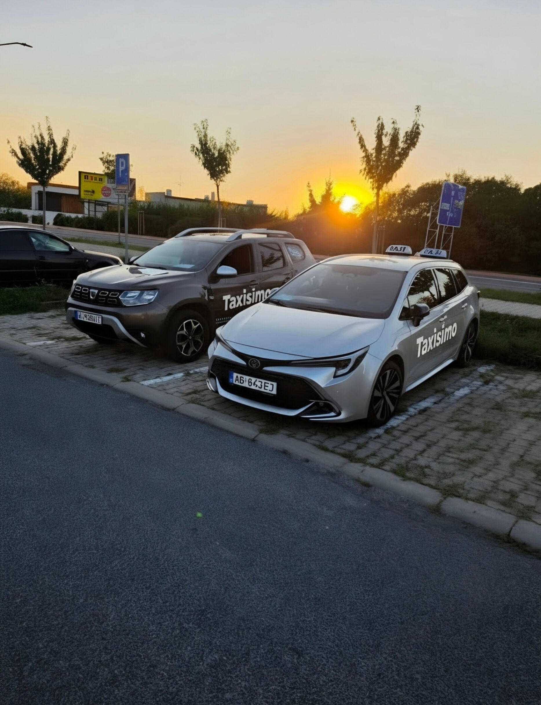 Toyota Corolla a Dacia Duster – Taxi Simo pri západe slnka